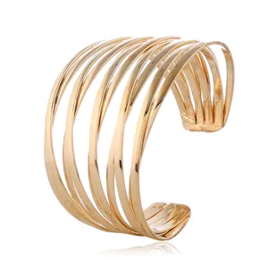 Detailansicht eines breiten, mehrsträngigen goldenen Armreifs mit einzigartigem Retro-Design.