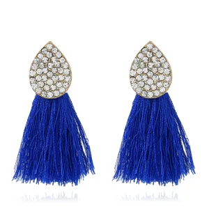 Nahaufnahme blauer Quasten Strass Ohrringe, tropfenförmiges Legierungsdesign Details.