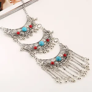 Collana con nappe multistrato vintage boho con ciondoli in metallo cavo e pietre colorate brillanti.
