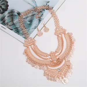 Retro Roségold Münze Halskette Set mit Halbmond Quaste und passenden Ohrringen Detail.