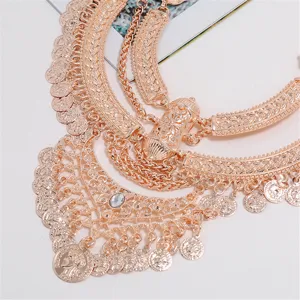Detailansicht der Vintage mehrschichtigen Münze Quaste Choker Halskette, feiner Schmuck.