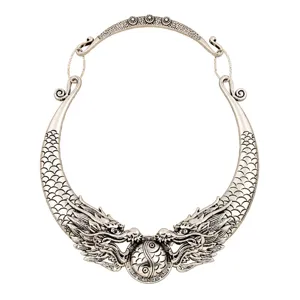 Collar gargantilla de estilo vintage plateado con dragones gemelos y perla yin yang.