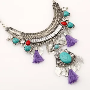Detailansicht einer opulenten Boho Statement Halskette mit Türkisperlen und bunten Quasten.