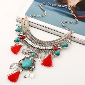 Detaillierte Nahaufnahme der vintage bohemian Türkis Quaste Statement Halskette mit Silber.
