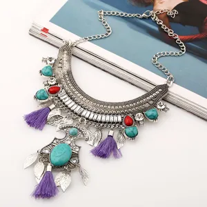 Böhmische Retro Statement Latzhalskette mit Türkis Steinen, Metallblättern und Quasten.