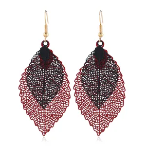 Doppelte hohle Blatt Ohrringe in Schwarz und Rot Metall Retro Stil Detailansicht.