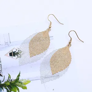 Doppellagige hohle Blatt-Baumel-Ohrringe in Gold und Silber, elegante Vintage-Metall-Schmuck.