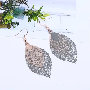 Doppelschichtige hohle Ohrringe mit Blättern, retro Metallfinish, elegantes Schmuckstück.