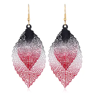 Zweischichtige Ohrringe mit Farbverlauf von Schwarz zu Rot und goldenen Haken.
