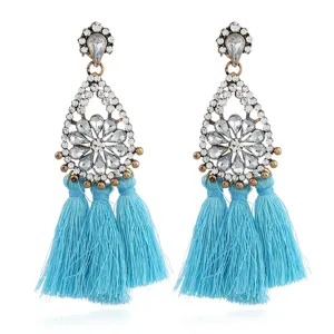Böhmische vintage strass kristall hängeohrringe mit dreifachen hellblauen quasten.