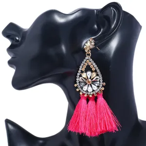 Nahaufnahme Detail der böhmischen Strass Blume Tropfenohrringe mit pinker Quaste.