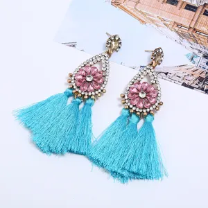 Nahaufnahme Detail von bohemischen blauen Quasten Kristall Blumen Ohrringen Strass.