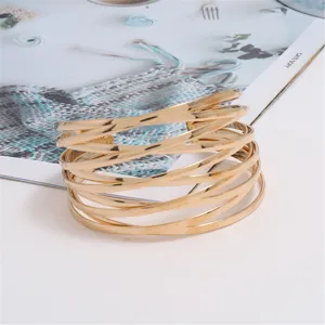 Goldener mehrschichtiger offener Armreif, geometrisches hohles Metallarmband Detailansicht.