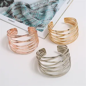 Mehrsträngige offene Metall-Armreifen in Gold, Silber und Roségold Detailansicht.
