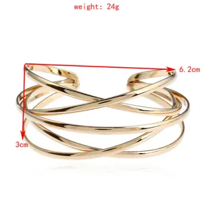Detailaufnahme des mehrschichtigen Metall-Armreifs mit glänzender goldfarbener Oberfläche.