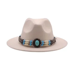Beige μάλλινη τσόχινη fedora καπέλο με boho χάντρες, λεπτομέρεια από ethnic jazz καπέλο.