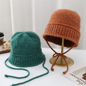Comodo cappello a secchiello in maglia con lacci, elegante berretto di lana invernale.