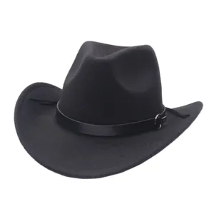 Classico cappello da cowboy in feltro di lana nera con cintura in pelle e fibbia in metallo.