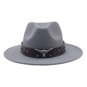 Vue détaillée du chapeau feutre gris avec bande cuir marron, clous et tête de taureau.