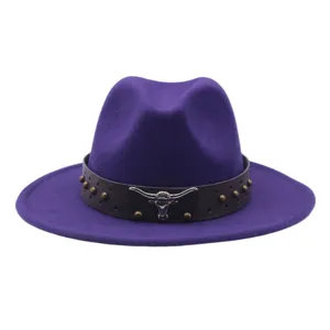 Vue détaillée du chapeau feutre violet avec lanière en cuir et accent de tête de taureau.
