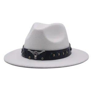 Sombrero fedora de lana blanca con banda de cuero negro, detalle de toro y ala.