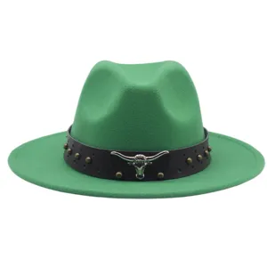 Chapeau fedora en feutre vert avec bande en cuir noir, clous métalliques et tête de taureau argentée.