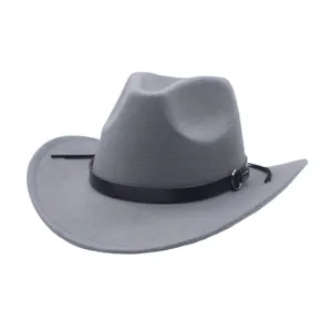 Vista dettagliata del cappello da cowboy in feltro grigio con cintura nera e fibbia metallo.
