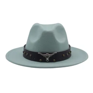 Chapeau fedora en feutre avec accessoire tête de taureau, détails jazz pour voyage.