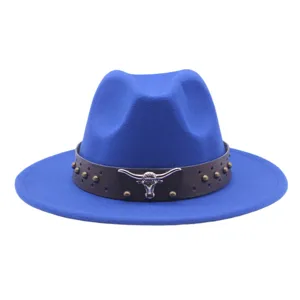 Chapeau fedora en laine bleue avec ceinture en cuir marron et détails tête de taureau.