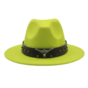 Chapeau fedora vert fluorescent vif avec bande en cuir marron, rivets et accessoire tête de taureau.