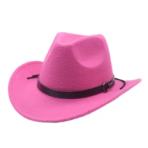Cappello da cowboy in lana rosa con cintura nera e fibbia, elegante cappello fedora.
