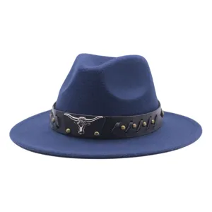 Vista detallada del sombrero de vaquero azul de fieltro con cinta de cuero negro y cabeza de toro.