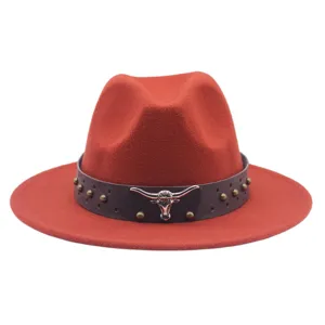 Chapeau fedora en feutre rouge avec ceinture en cuir marron, rivets en métal et charme de taureau.