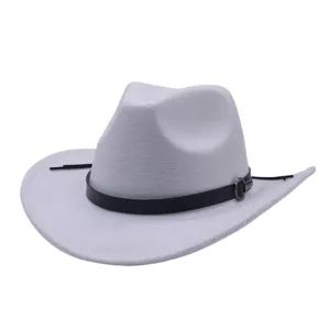Primo piano del cappello da cowboy in feltro bianco con cintura in pelle e fibbia in metallo.