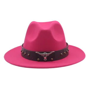 Gros plan sur le chapeau fedora magenta élégant avec bande en cuir clouté et décor de taureau.