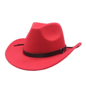 Dettaglio cappello in feltro rosso, stile cowboy con cintura nera e fibbia metallo.