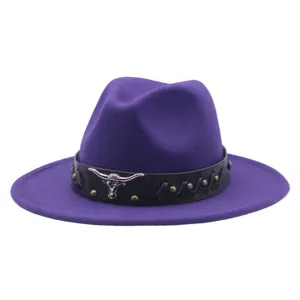 Vista detallada del sombrero fedora de vaquero occidental morado con calavera de toro.