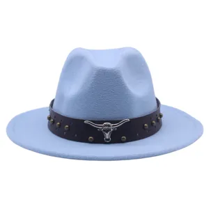 Chapeau fedora en laine bleu clair avec ceinture en cuir marron, rivets et crâne de taureau unisexe