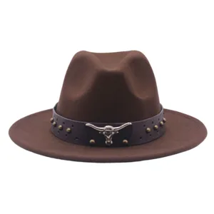 Détail du chapeau fedora marron en feutre avec bande en cuir et tête de taureau en métal.
