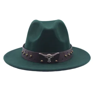 Gros plan détail du crâne de taureau en métal vintage sur le chapeau en feutre vert.