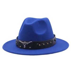 Sombrero fieltro azul con banda de cuero negro y cabeza de toro, ala plana ancha.