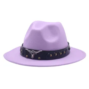 Sombrero fedora de fieltro morado con cinturón de cuero negro y calavera de toro.