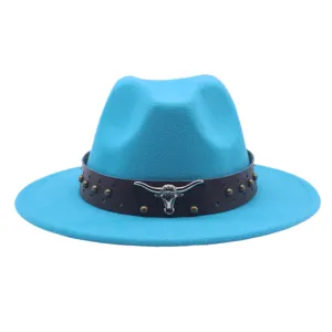 Vue détaillée du chapeau feutre turquoise avec bande cloutée marron et tête de taureau argentée.