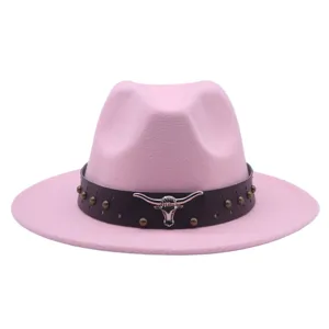 Chapeau fedora en feutre rose avec ceinture en cuir tête de taureau western jazz femme