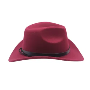 Cappello jazz in lana rossa con fascia in pelle nera, fedora a tesa larga autunno inverno.