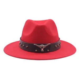Détail de chapeau feutre rouge avec bande cuir noir, clous et ornement de taureau.