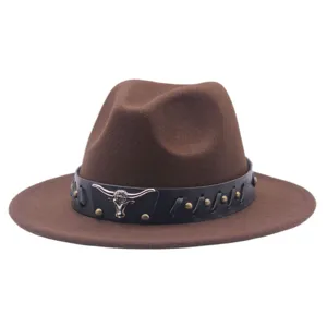 Vista detallada sombrero de vaquero occidental marrón sombrero de jazz con decoración de metal.