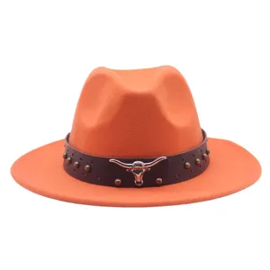 Gros plan du chapeau feutre orange avec bande en cuir marron et crâne de taureau métallique.