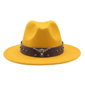 Chapeau fedora feutre jaune avec bande cuir marron, rivets en métal et détail de crâne de taureau.