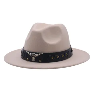 Vista detallada del sombrero de cowboy western con banda de cuero negro y cráneo de toro.